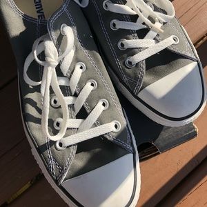 Unisex converse Men’s 8/ Women’s 10